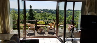 เฮาส์กว้างขวางพร้อมระเบียงสวยงาม