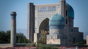 Un edificio histórico con detallada labor de azulejos y una cúpula destacada.