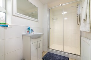 PLATFORM Fishing Quarter Apartment 1 | Bathroom | Shower, free toiletries, hair dryer, towels - Platform Fishing Quarter Apartments (Hull)