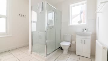 PLATFORM Fishing Quarter Apartment 2 | Bathroom | Shower, free toiletries, hair dryer, towels