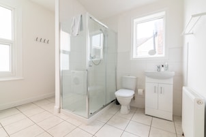 Apartamento empresarial, 1 quarto (Flat 2) | Banheiro | Chuveiro, produtos de toalete grátis, secador de cabelo
