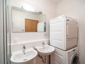 Apartment | Bathroom | Combined shower/tub - Stunning Apartment in Rauris by the Forest (Rauris)
