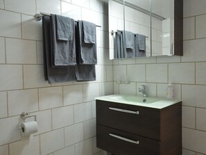 Ferienhaus | Badezimmer | Dusche, Handtücher