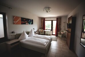 Habitación doble | Ropa de cama hipoalergénica y tabla de planchar con plancha
