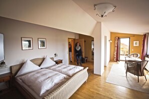 Habitación doble | Ropa de cama hipoalergénica y tabla de planchar con plancha