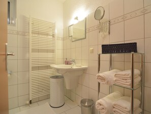 Shower, towels - Appealing Apartment in Mechernich With Garden (Mechernich)