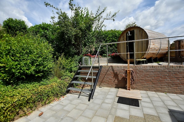 House | Spa treatment - Luxury Holiday Home in the South of Limburg Province with Hot Tub, Sauna, Large Garden (Walem)