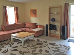 Apartment | Living room | MP3 dock - Quaint Apartment in Celle near Forest (Celle)