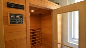 Una sauna con un panel de control que muestra la temperatura y los ajustes de tiempo.