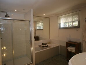 Bathtub, towels - Detached and Tasteful Holiday Home on a Wooded Plot Near the Vineyards (Rochegude)