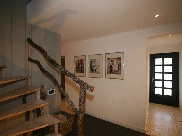 Reception - Detached and Tasteful Holiday Home on a Wooded Plot Near the Vineyards (Rochegude)