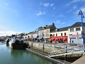 Exterior - Lovely Holiday Home in Sainte-honorine-des-pertes Near Sea" (Aure sur Mer)