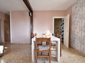 Dining - Lovely Holiday Home in Sainte-honorine-des-pertes Near Sea" (Aure sur Mer)