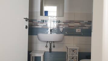 Doppel- oder Zweibettzimmer, Balkon (Viola) | Waschbecken im Bad