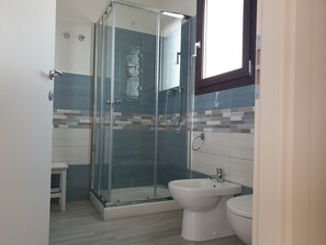 Habitación doble (Davide) | Baño | Regadera, secadora de cabello, bidet, toallas 