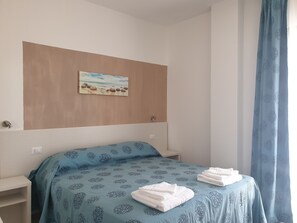 Habitación con 1 cama matrimonial o 2 individuales, balcón (Simone) | Caja de seguridad en la habitación, insonorización y wifi gratis 