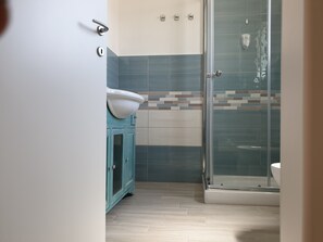 Double Room (Davide) | Bathroom | Shower, hair dryer, bidet, towels