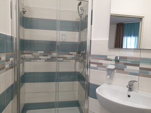 Double or Twin Room (Francesco) | Bathroom | Shower, hair dryer, bidet, towels - Caletta sul Mare (Siniscola)