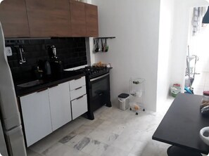 Micro-ondas, cafeteira/chaleira, talheres/pratos/utensílios de cozinha