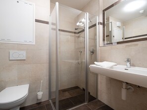 Combined shower/bathtub, towels - Modern Apartment in Zell am See Near Schmittenhhebahn (Zell am See)