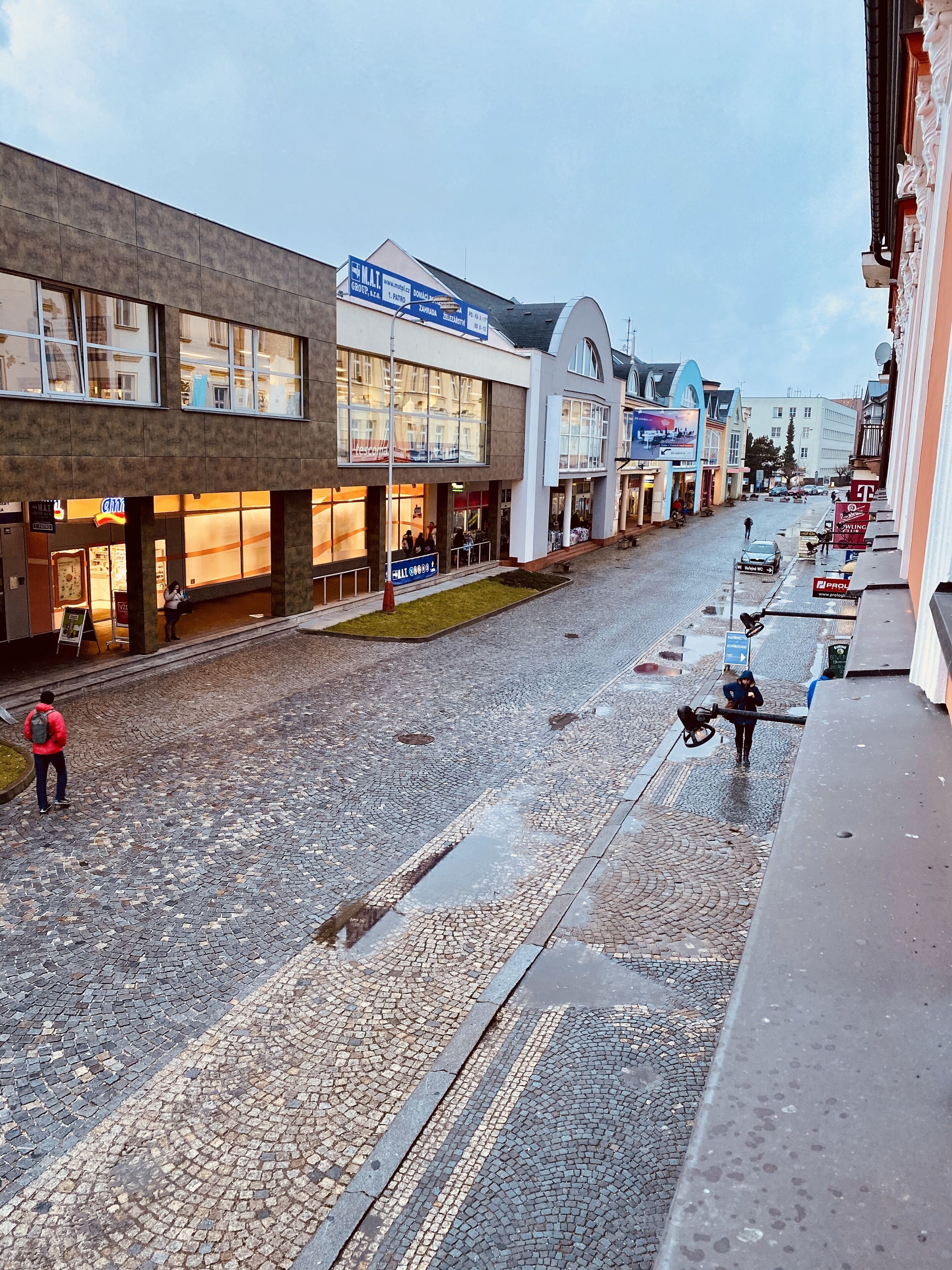 Una calle empedrada con tiendas y edificios.
