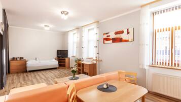 Apartment (4) | Hypo-allergenic bedding, Select Comfort beds, minibar, blackout curtains