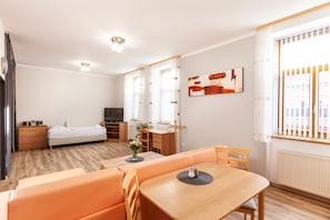 Une chambre d’hôtel moderne équipée d’un lit, d’un bureau, d’une table à manger et d’un canapé.
