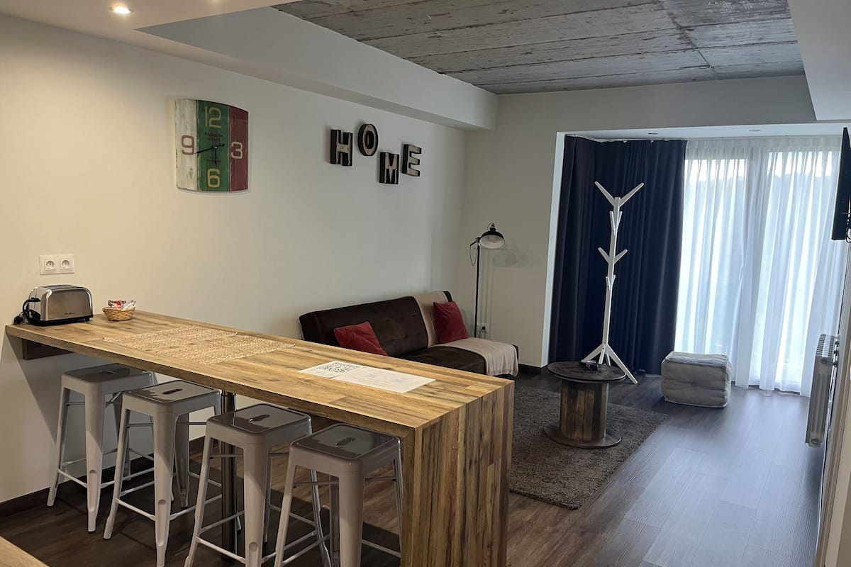 Appartement, 2 slaapkamers | Woonruimte | Een smart-tv