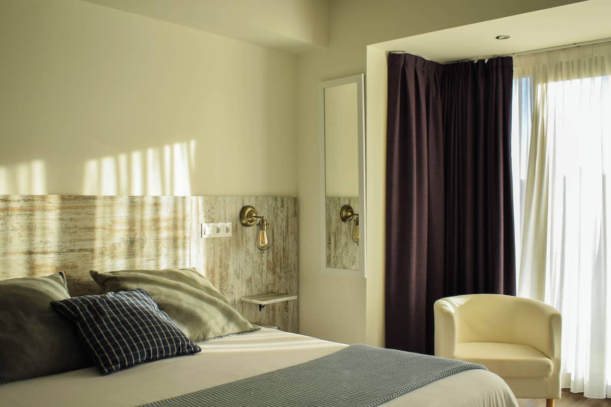 Premium bedding, desk, soundproofing, free WiFi