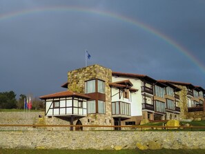 Front of property - Apartamentos Estela de Altamira (Santillana del Mar)