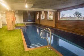 Una piscina techada, una piscina al aire libre de temporada