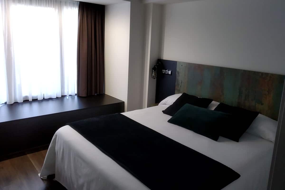 2 slaapkamers, luxe beddengoed, een bureau, geluiddichte muren