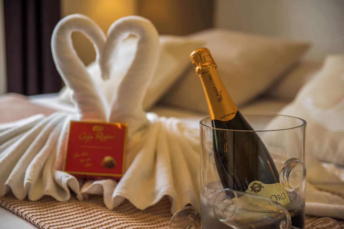 Apartment, 1 Bedroom, Jetted Tub | Premium bedding, desk, soundproofing, free WiFi