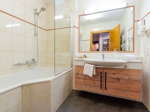 Căn hộ | Phòng tắm | Vòi sen/bồn tắm kết hợp, khăn tắm 