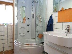Apartment | Bathroom | Shower, towels