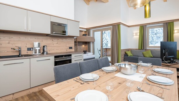 Een moderne keuken met een eethoek voor zes personen.
