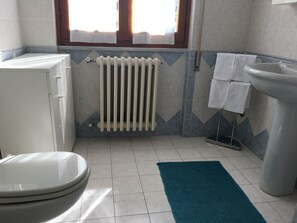 Apartment | Badezimmer | Dusche, Handtücher