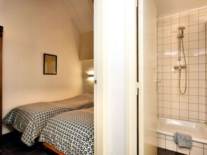 A room with a bed, a shower, and a mirror on the wall. - Pleasing Holiday Home in Richelle With Garden, Terrace, BBQ (Vise)