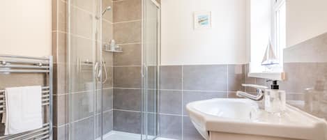 Departamento empresarial, 1 habitación, planta baja (Bottom) | Baño | Regadera, secadora de cabello, toallas, jabón