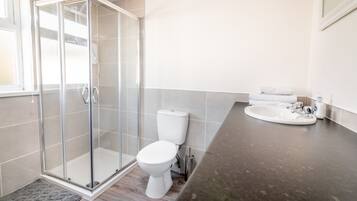 Apartemen, 1 kamar tidur (Top) | Kamar mandi | Shower, pengering rambut, handuk, dan sabun