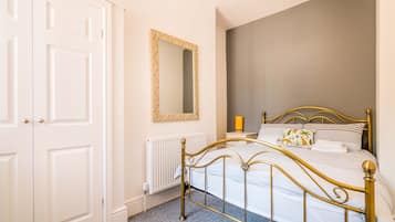 Departamento empresarial, 1 habitación, planta baja (Bottom) | 1 habitación, edredón, camas Select Comfort y decoración personalizada