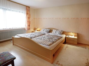 1 bedroom, individually furnished, bed sheets - Ferienwohnung im Sauerland Hillside (Hallenberg)
