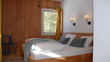 Chalet | 6 bedrooms, individually furnished, iron/ironing board, bed sheets