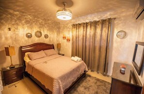 3 habitaciones, tabla de planchar con plancha, wifi y ropa de cama 