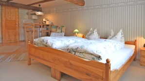 Cots/infant beds, individually furnished, bed sheets - Small Apartment in Bad Tabarz in Thuringia With Garden and Pool (Tabarz)