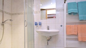 Shower, hair dryer, towels - Small Apartment in Bad Tabarz in Thuringia With Garden and Pool (Tabarz)