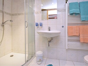 Shower, hair dryer, towels - Small Apartment in Bad Tabarz in Thuringia With Garden and Pool (Tabarz)