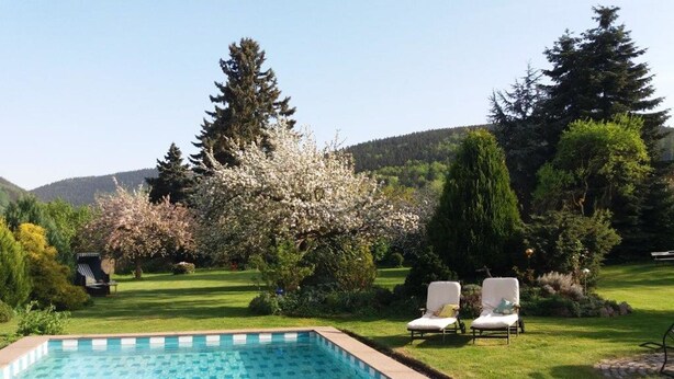 Outdoor pool - Small Apartment in Bad Tabarz in Thuringia With Garden and Pool (Tabarz)