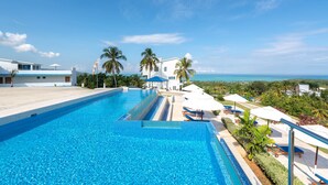 Outdoor pool, pool umbrellas, sun loungers - Hotel Coco Honey Hill (Las Terrenas)