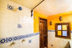 Camera Standard, 2 letti singoli | Bagno | Doccia, asciugamani, sapone, carta igienica